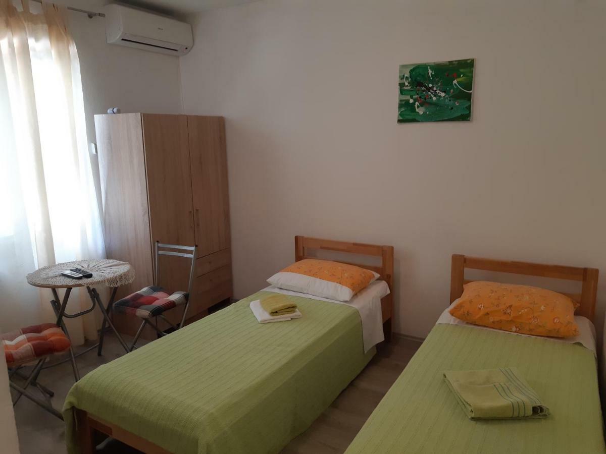 Apartments Vukelic Starigrad Paklenica Εξωτερικό φωτογραφία
