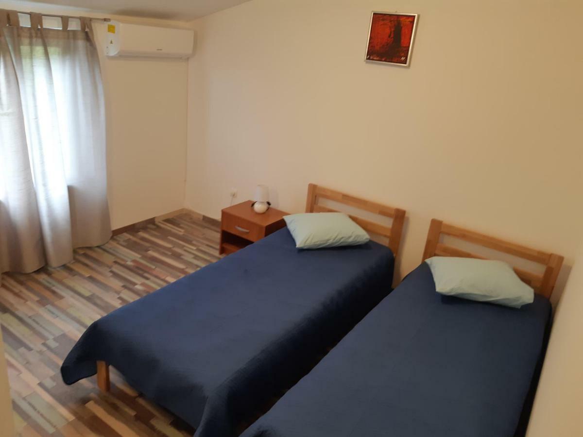 Apartments Vukelic Starigrad Paklenica Εξωτερικό φωτογραφία